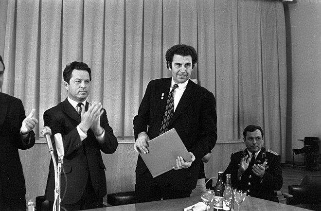 RIAN archive 586411 Yevgeny Tyazhelnikov and Mikis Theodorakis.jpg