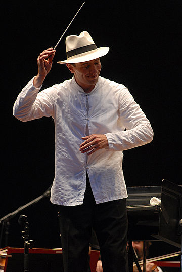 Rossen Milanov conducting the Philadelphia Orchestra