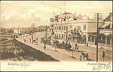 约1903年的中山路肥城路路口附近，近处搭脚手架的建筑为宝满洋行，可能即将建造完毕，左侧远处为大鲍岛街区