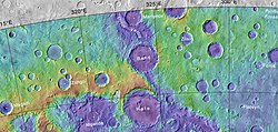 显示了黑尔陨击坑及附近其他特征位置的地形图。