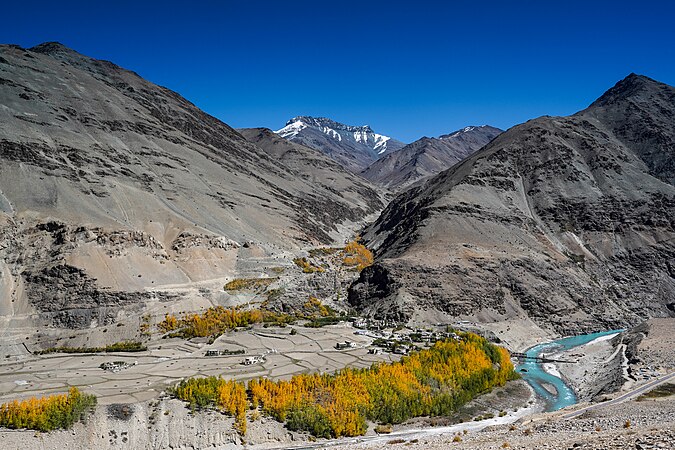 图为克什米尔地区藏斯卡查拉普河右岸的西拉村。这海拔3590米的村庄被白桦林的秋色所包围。