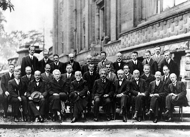 科学家们聚集在1927年的索尔维会议上。
