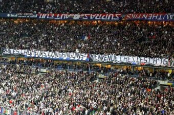 Supporters du PSG du Kop de Boulogne au Stade de France en 2008.