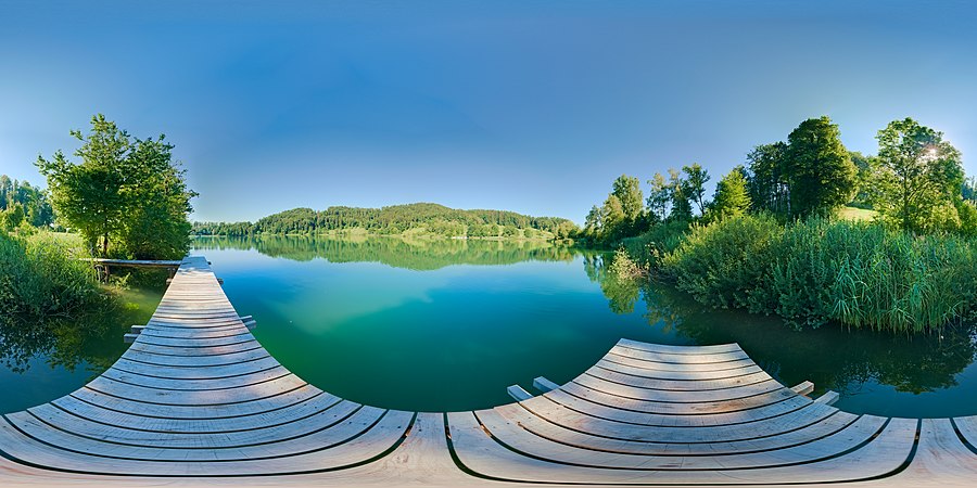 瑞士苏黎世蒂勒湖的球状全景图，该湖设有保护区、步道和沿岸的公共湖滨，全年皆受到欢迎。