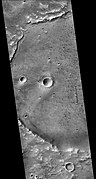 火星勘测轨道飞行器背景相机拍摄的基皮尼陨击坑。
