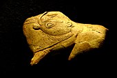 野牛舔昆虫咬（英语：Bison Licking Insect Bite），公元前15000-13000年，鹿角雕刻品； 国家史前博物馆（莱塞济德塔亚克-锡勒伊，法国）
