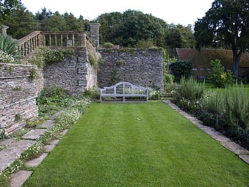 海斯特康比花园和鲁琴斯设计的长椅