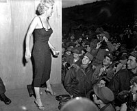 梦露身穿紧身连衣裙和高跟凉鞋，站在讲台上问候美国海军陆战队一众