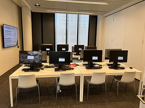 There are two bookable computer labs (Taiwhanga Rorohiko) on the 4th floor.