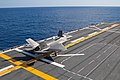 日本出云号护卫舰(DDH-183）供美国海军陆战队航空兵的F-35闪电II战斗机进行滑行起飞，摄于2021年10月