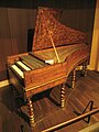 由法国制造商家族Vincent Tibaut于1679年所制造的双排键盘大键琴。现存放在比利时布鲁塞尔乐器博物馆内（早期作品）