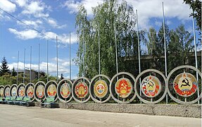 "Alye Parusa" 少年宫的苏联各共和国旗杆和国徽