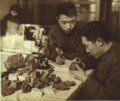 1952年鞍山鋼鐵工程師關子祥與羅耀星檢查鐵礦石