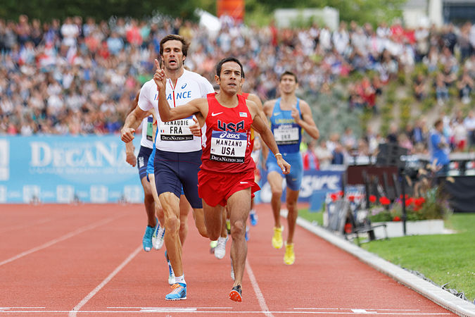 图为美国选手莱昂内尔·曼扎诺（图前）于2014年DécaNation田径锦标赛男子800米决赛获胜的瞬间。法国选手保罗·雷诺迪（图后左）获得第二名。