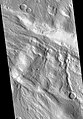 火星侦察轨道器的 HiRISE 拍摄阿刻戎堑沟群切穿撞击坑。影像中可见撞击坑受到侵蚀的底部部分区域。