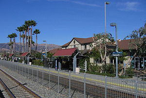 图为本站站房，从南行站台拍摄。