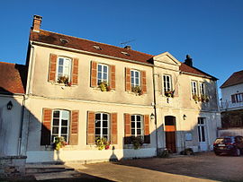 The town hall in Coulangeron