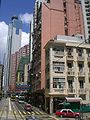 德辅道西电车路一景，背景的蓝色大厦为香港中联办大楼