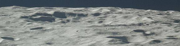 阿波罗16号拍摄的西北向斜视图