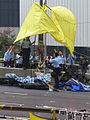 多把依灯柱而建的大黄伞，在警员合力下被拉扯破坏