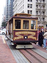 停在路邊的舊金山纜車