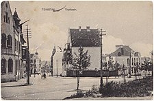 德占时期的莒县路北端、湖南路路口，中央为馥香洋行，左侧为毛利公司、橡树饭店等建筑，右侧为魏斯住宅