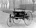 1885－86年卡尔·平治（Carl Benz）制造了世界上第一辆汽车