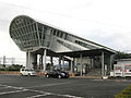 A view of the main (south) entrance of the station. Note the ramp which leads to an elevator and the direct entrance to platform 1.