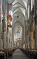 教堂中殿，高达43米，座位超过5500个，左上方为管风琴之一