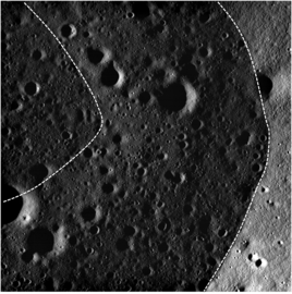 陨坑东侧内坡底部的阶地，月球勘测轨道飞行器拍摄。