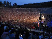 6 当代的观众坐在古代的露天体育场中（2009年摄于希腊）