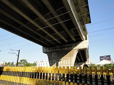 台铁路轨与松竹路交叉的松竹陆桥，拆除后为铁路道口，高架化通车后成平面道路