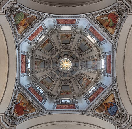 图为奥地利萨尔茨堡主教座堂的中央穹顶。该主教座堂在774年建成，并在火灾后于1181年重建，但它现在的巴洛克风格外观是在王子主教沃尔夫·迪特里希·冯·雷特瑙的监督下在17世纪完成的。