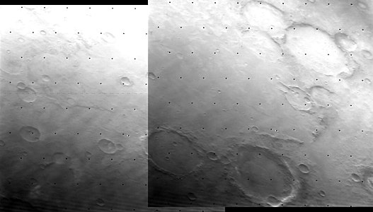 海盗2号轨道器拍摄的亥维赛（下中）和阿加西（右下）陨击坑斜视图。