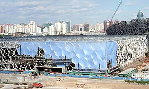 北京 2008 年奧運會國家游泳中心所採用的外牆建築設計，基於韋爾—費倫結構