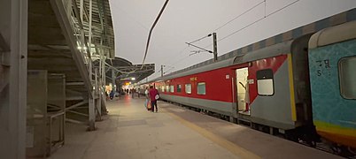 22214 Patna-Kolkata Shalimar AC Duronto Express on Platform 1 of Shalimar Railway Station.