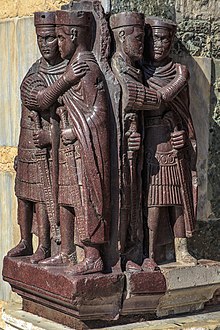 四名身穿軍裝的人雙雙擁抱的雕塑