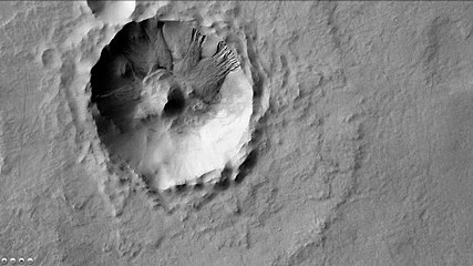 背景相機拍攝到亥維賽隕擊坑坑底一座隕坑內的沖溝。註：這是前一幅照片的放大版。