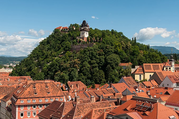 图为奥地利格拉兹的城堡山，摄于市政厅的回廊。