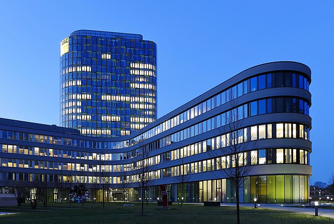 慕尼黑ADAC的主要办公大楼由索布鲁赫与胡顿（英语：Sauerbruch Hutton）的建筑师们设计，于2012年对外开放。