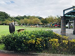 十五份遗址纪念碑与远方的儿童游戏区