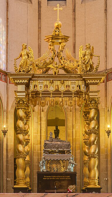 图为布拉格的亚德伯的银质圣物棺材（956年－997年），位于波兰格涅兹诺的格涅兹诺主教座堂。此棺材是由彼得·冯德伦嫩于1662年以纯银打造，之前的那个是由国王齐格蒙特三世本人于1623年设立，并在瑞典入侵时被瑞典人劫走。这座由红砖建成的哥特式主教座堂是多位波兰君主的加冕场所，同时也是波兰教会主教连续超过一千年的座堂。在其悠长且悲惨的历史中，建筑物几乎未受损毁，使得其成为波兰最古老及最珍贵的宗教纪念物。