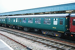 2010年时的英国铁路2型客车“带小型饮食柜台开放式二等座车/守车合造车”，使用原英国铁路南部地区（英语：Southern Region of British Railways）所使用的绿色涂装，拍摄于布里斯托尔圣殿草地站。