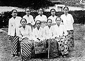 荷属东印度时期在三宝垄，身着可巴雅服饰的爪哇族妇女的合照。