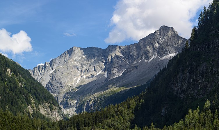 图为高地陶恩山脉中的绍莱克山（高海拔3,086米）。