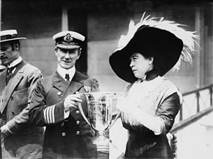 1912年5月29日，喀尔巴阡号船长亚瑟·罗斯特龙接受生还乘客代表玛格丽特·布朗颁发救援表彰奖杯