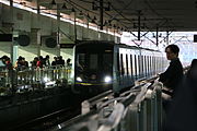 03A02型列车进入延安西路站