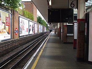 Southbound Metropolitan line Platform 6 looking south