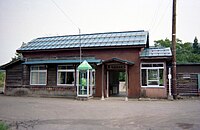 翻前前的车站大楼（1994年9月11日）