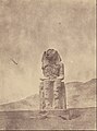 1851年，美国埃及学家约翰·比斯利·格林所拍摄的最早的门农巨像的照片